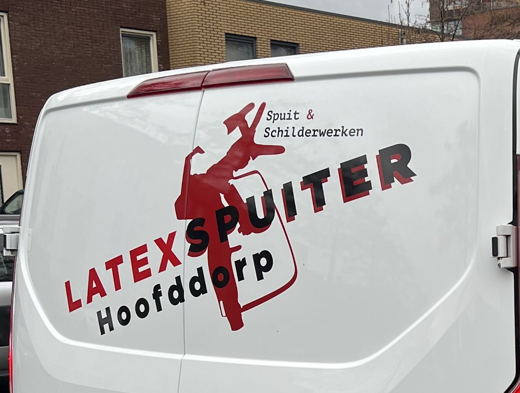 Achterkant van de witte bedrijfsbus met het rode Latexspuiter Hoofddorp logo