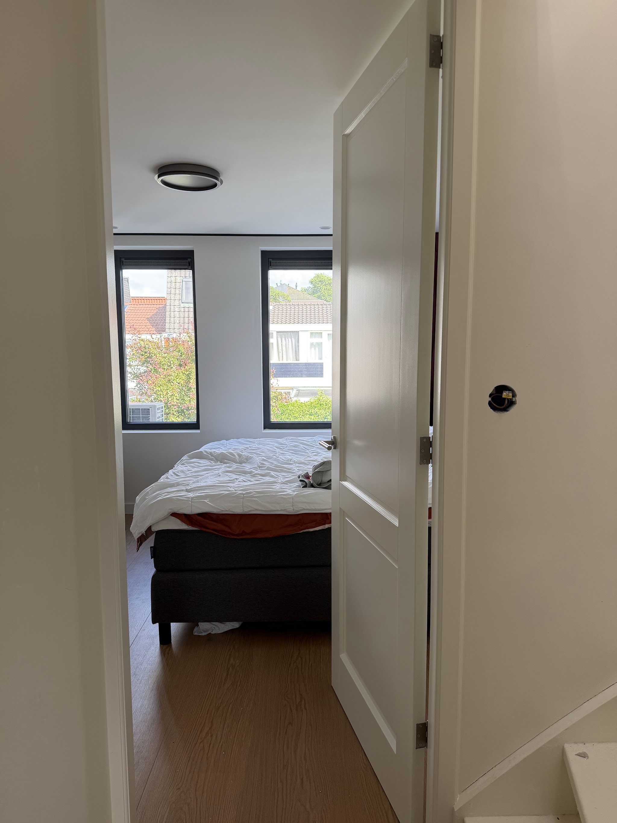 Slaapkamer met wit geschilderde deur en wanden